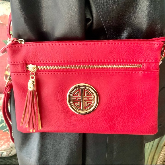 RED CROSSBODY w/MEDALLION / MESSENGER BAG⭐️ LIGHT WEIGHT- NEW CONDITION W/TAGS - Picture 12 of 14